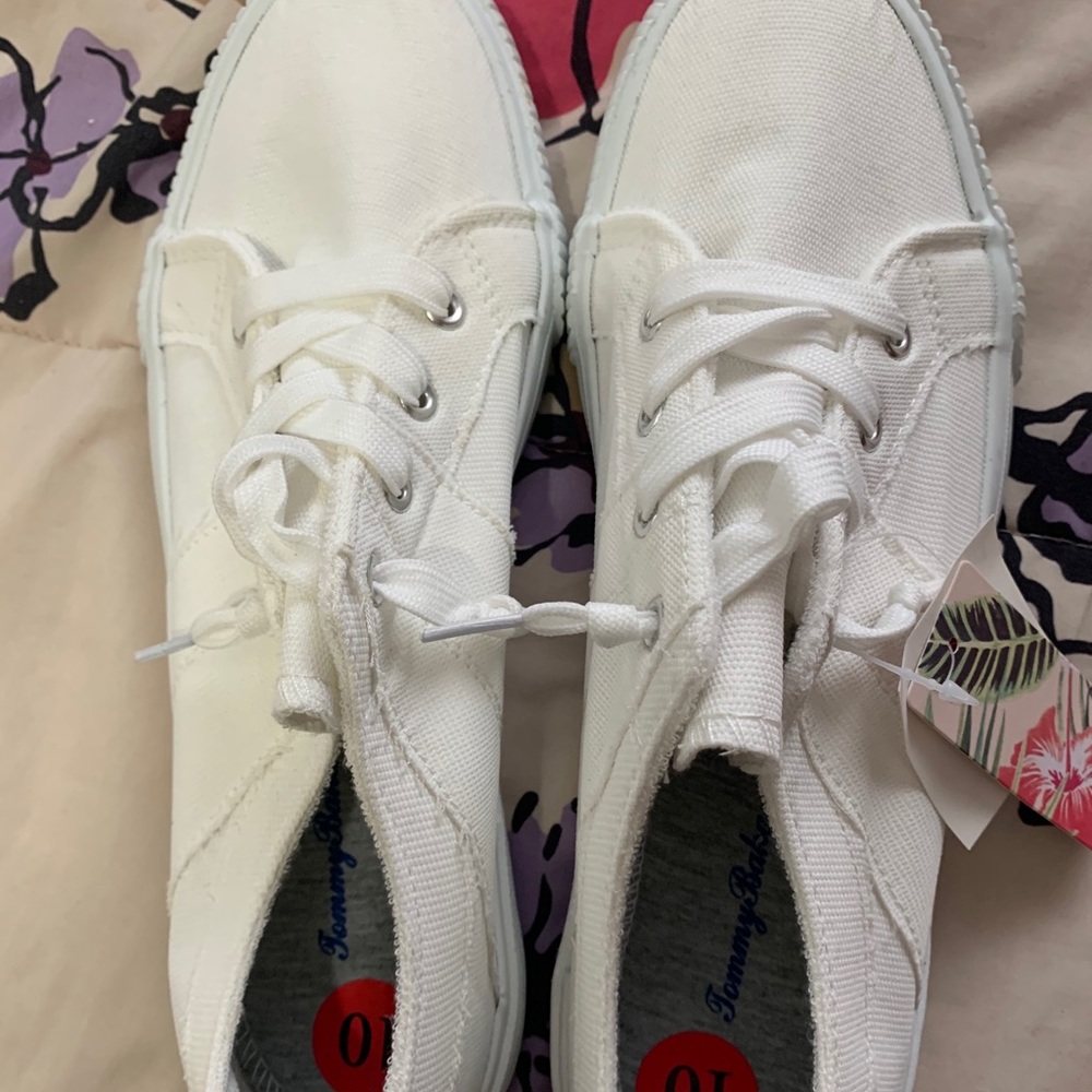 Tommy Bahama Women's Lace Up sneakers